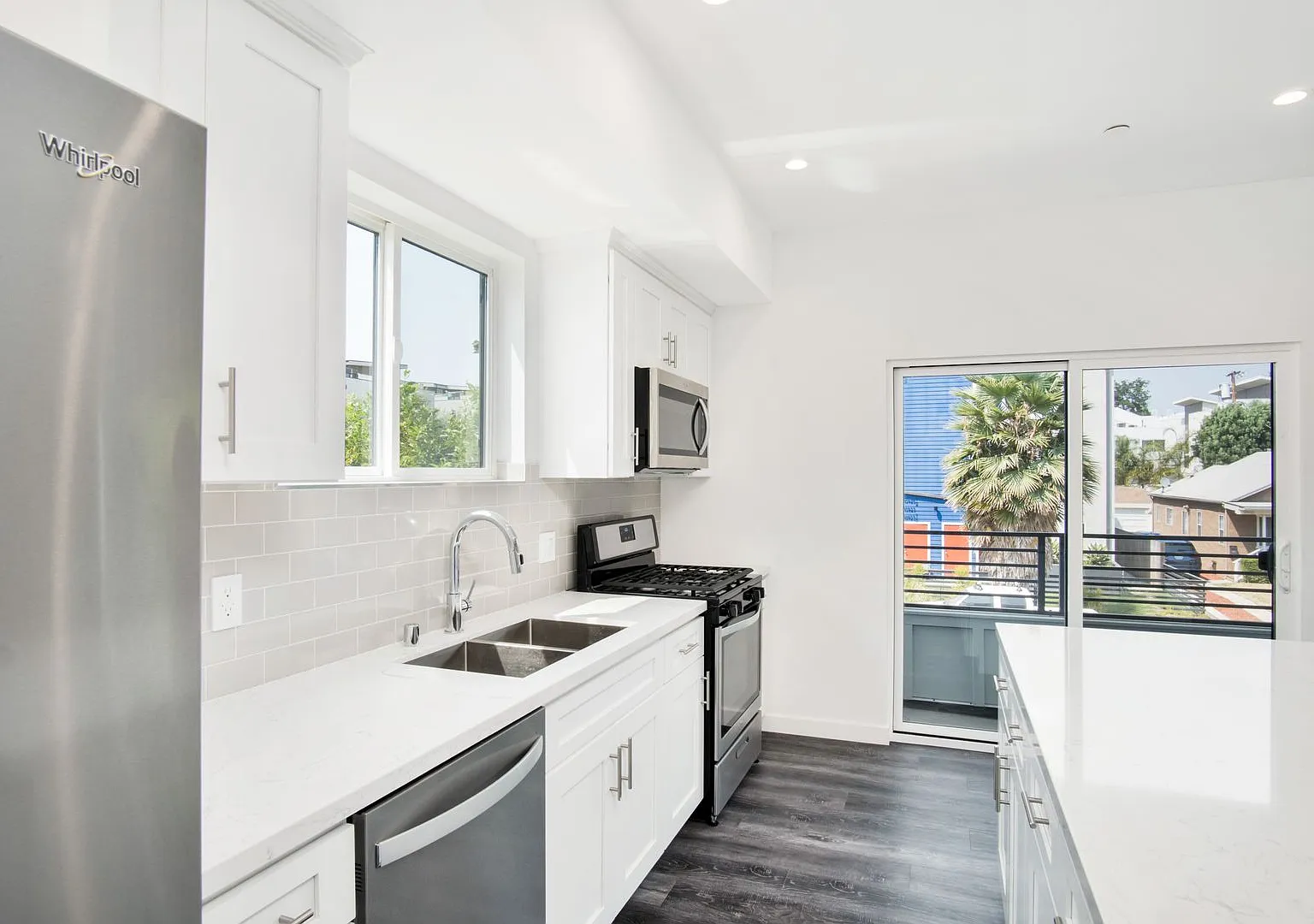 Brand New 3Bed/3.5 Bath Townhouse Available Now! — Photo 1