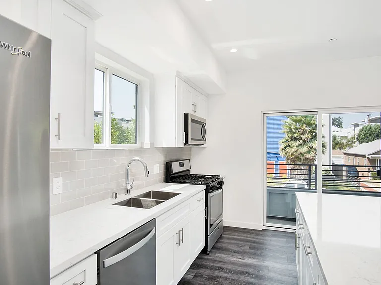 Brand New 3Bed/3.5 Bath Townhouse Available Now! — Photo 3