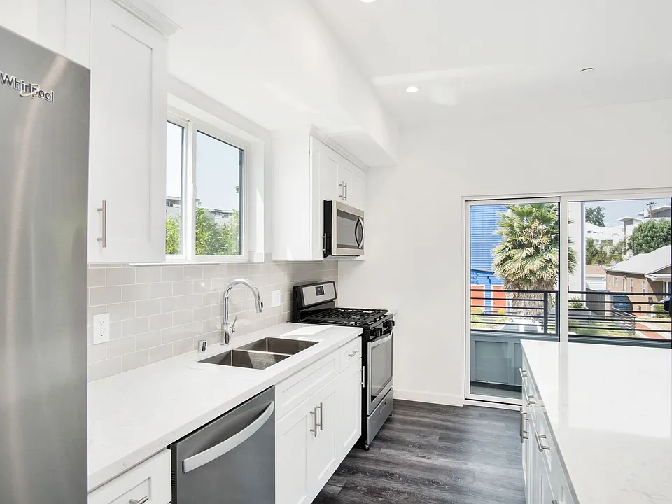 Brand New 3Bed/3.5 Bath Townhouse Available Now!
