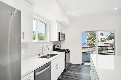 Brand New 3Bed/3.5 Bath Townhouse Available Now! Photo 1