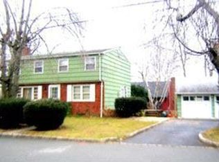 68 Sagamore Hill Dr, Port Washington, NY 11050