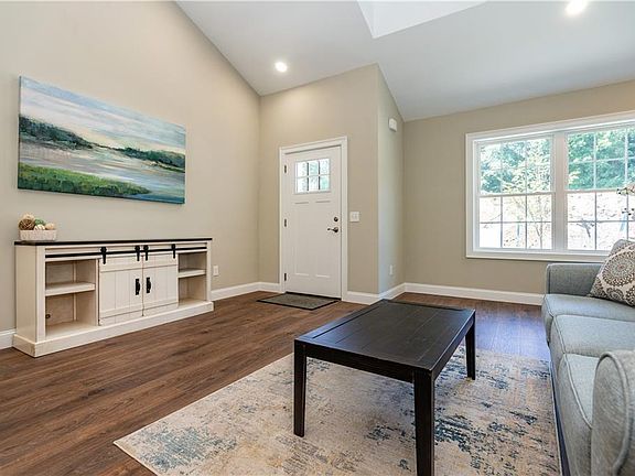 4th image of 13 Fieldstone Way