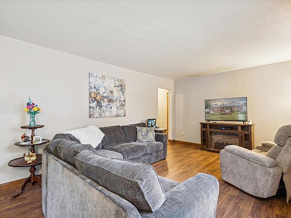 4th image of 454 Schwartz St