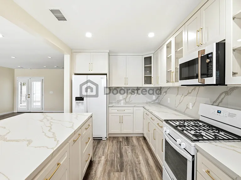 7414 Lasaine Ave — Photo 8