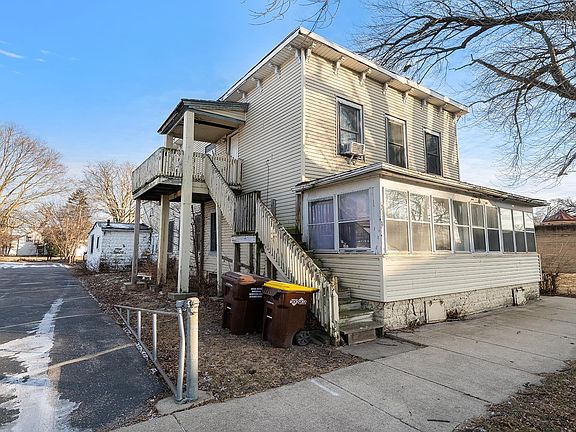 3rd image of 1118 S Winnebago St