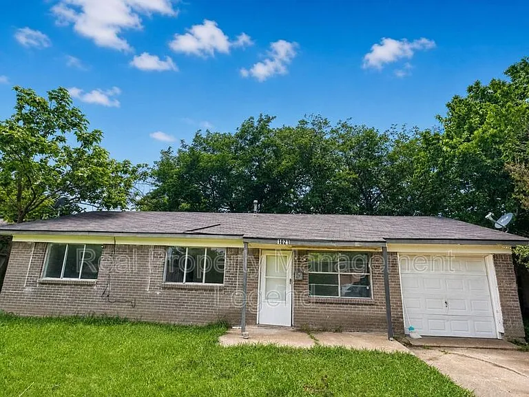 1021 Irene Dr — Photo 1