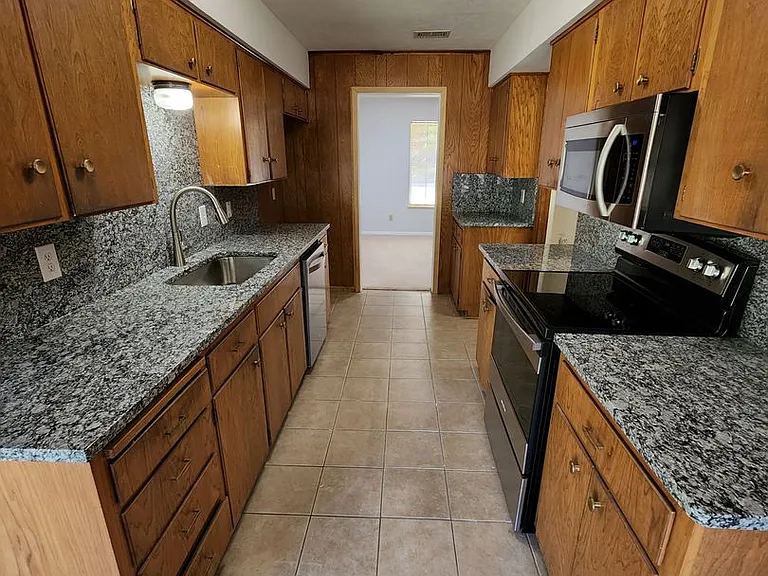 2604 Buckingham Dr — Photo 13