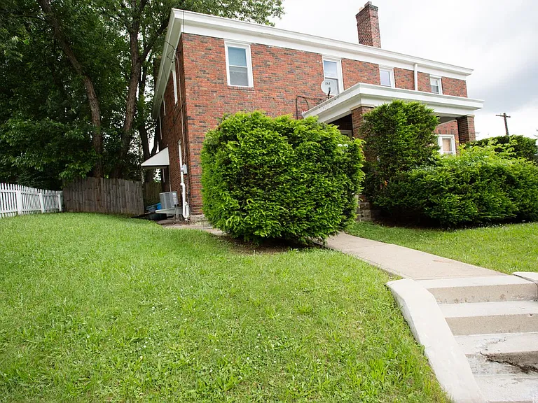 2425 Saranac Ave — Photo 17