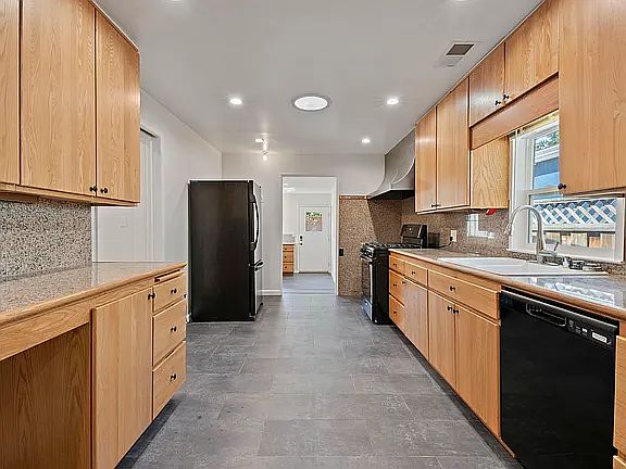 3rd image of 1486 Richards Ave