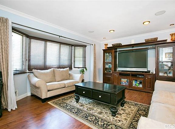 3rd image of 19 Stuyvesant Cir W