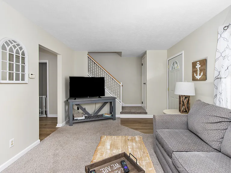 1644 Pennoyer Ave — Photo 3