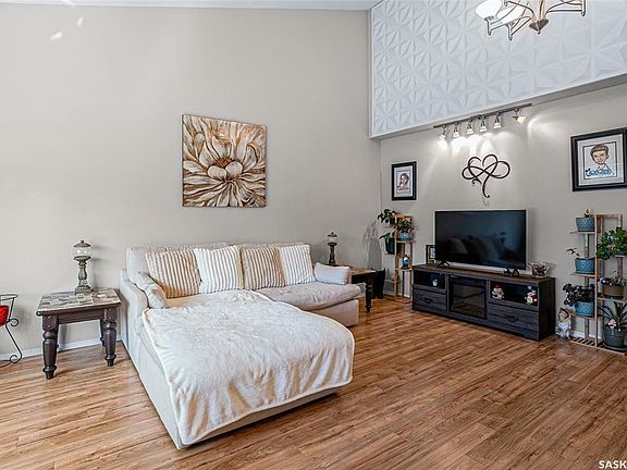 5th image of 662 Whiteswan Dr