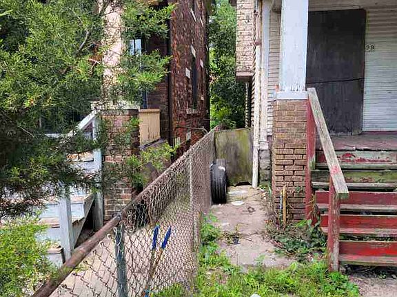 8999 N Clarendon