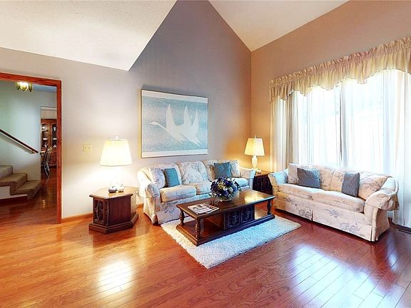 4th image of 93 Brambury Ct