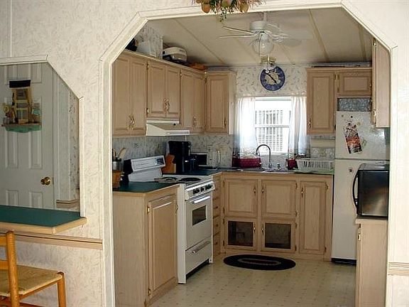 3rd image of 221 Holly Dr #221