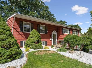 11 Hallo St, Edison, NJ 08837