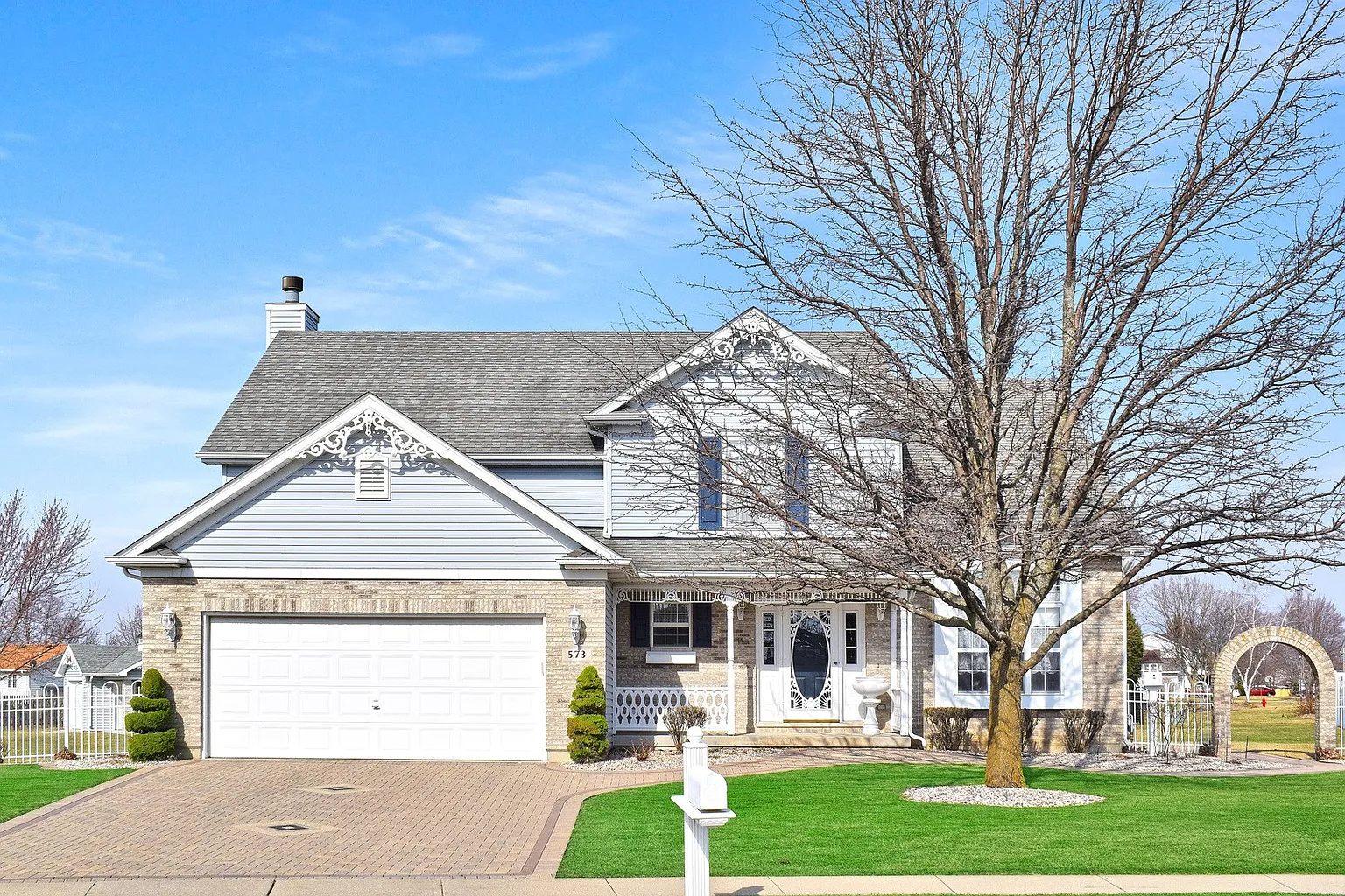 573 Larson Ln photo 1