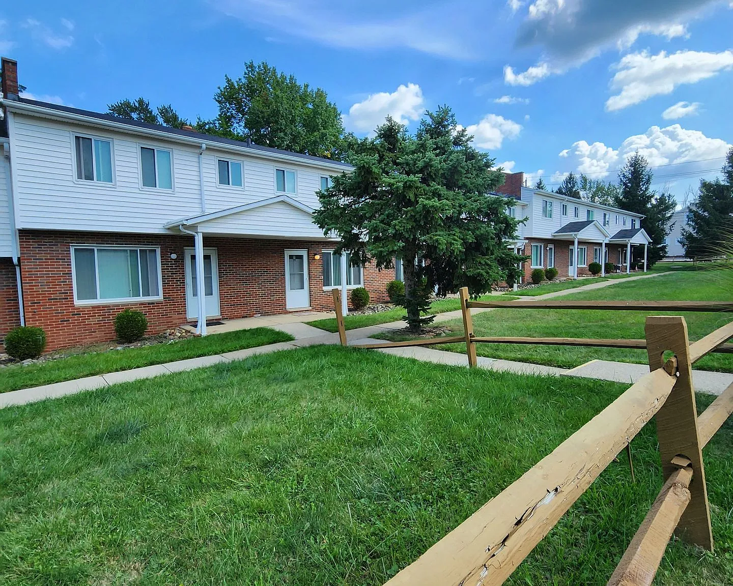 Charming Townhome Community in Seven Hills — Photo 1