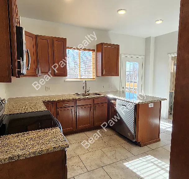 1007 W 29th St — Photo 6