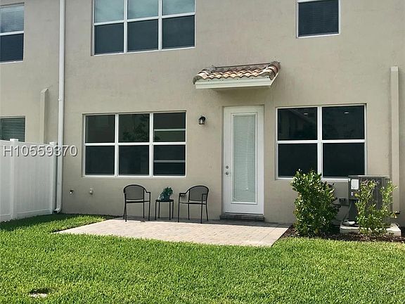 2nd image of 1047 Banyan Dr