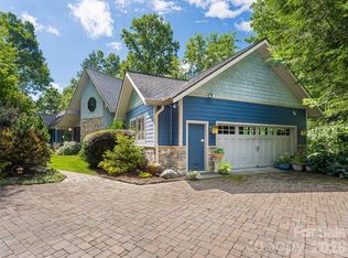 935 Whites Lake Blvd, Saluda, NC 28773