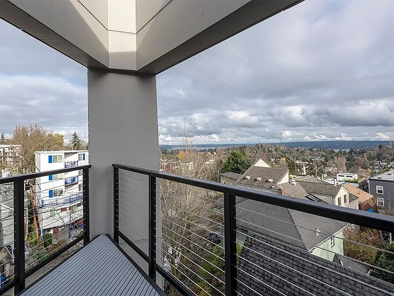 Hamilton- Your Bright, Modern City Home! — Photo 18