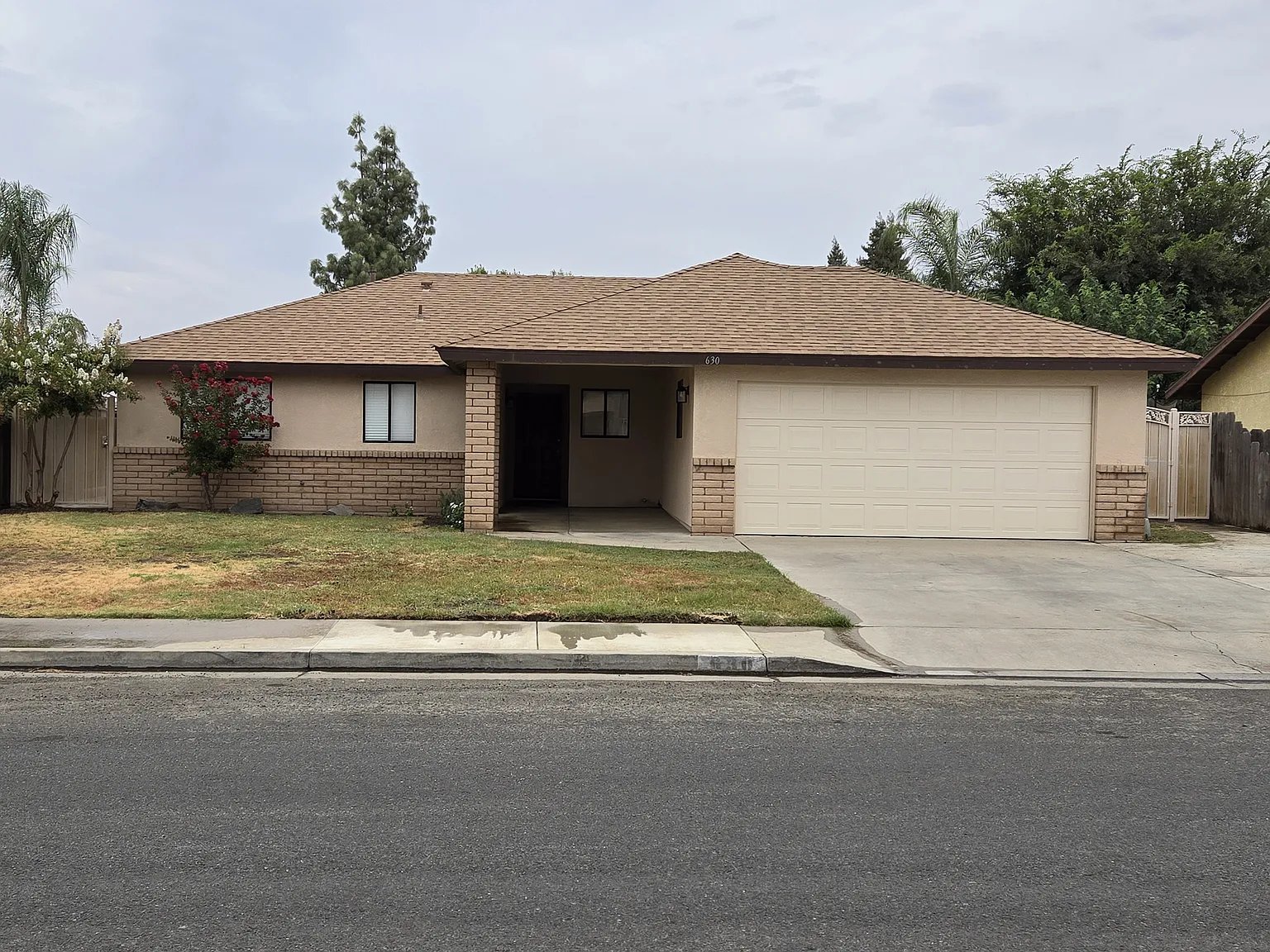 630 N Oxford St — Photo 2