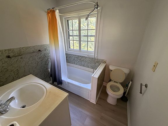 5th image of 1012 N Summit St APT 6