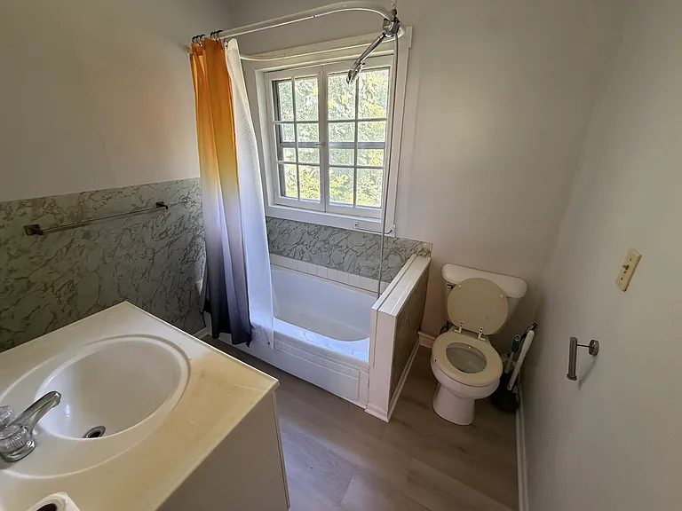 1012 N Summit St #6 — Photo 5