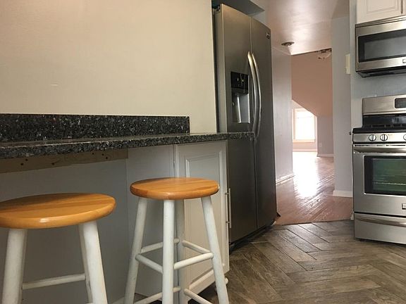 Granite eat at counter w/ stools
