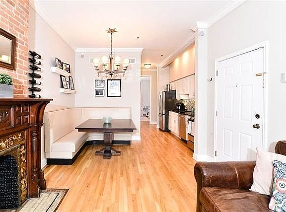 4th image of 930 Hudson St APT 2