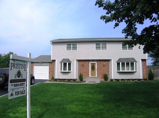 26 Orleans Grn, Coram, NY 11727