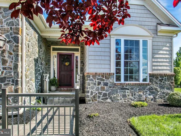 24 Saint Michaels Way, Hanover, PA 17331