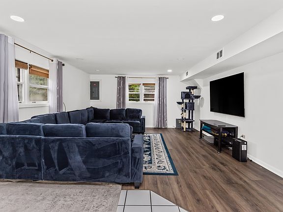 2nd image of 7638 Maple St