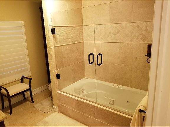 Upstairs jetted tub