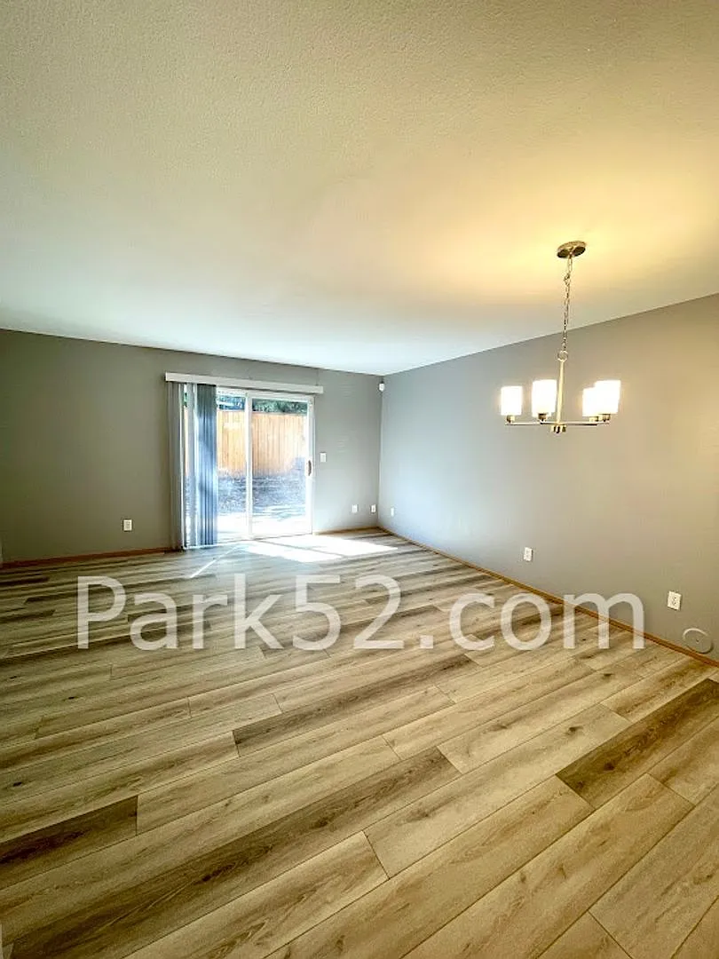 $250 Off the First Full Month! 2 Bedroom University Place Townhome — Photo 3