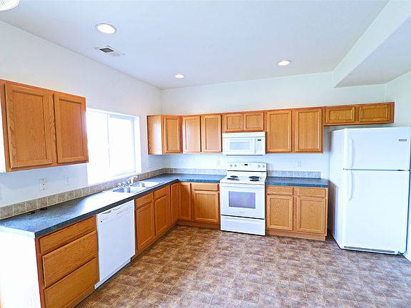 3rd image of 843 6th St