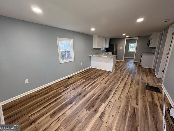 3rd image of 286 Pine Ave