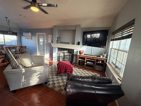 4th image of 305 Maple Ln