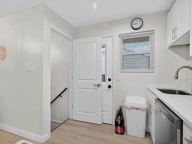 9011 Gedde Ave — Photo 13