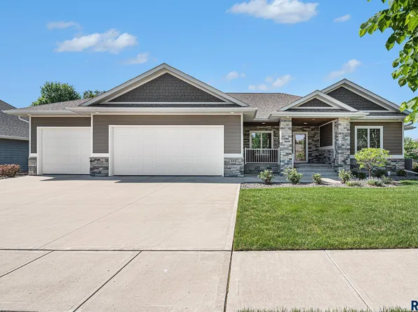 306 E Veterans Dr, Luverne, MN 56156