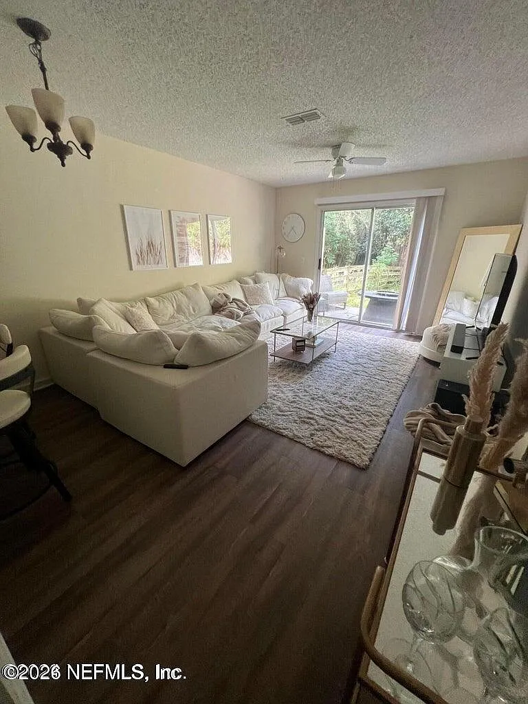 2 bed, 1.5 bath, 1300 sqft, $1,995 — Photo 3