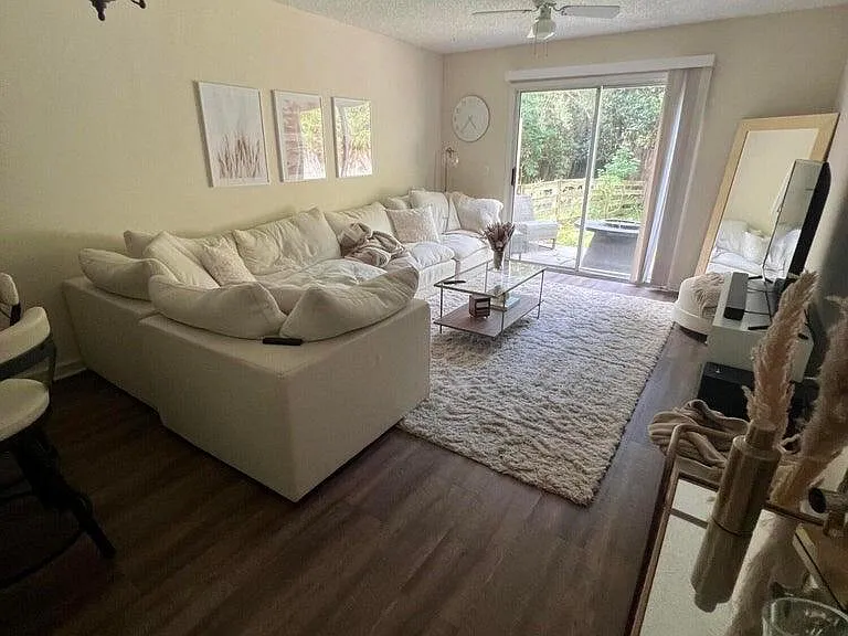 2219 Rosewood Dr — Photo 4