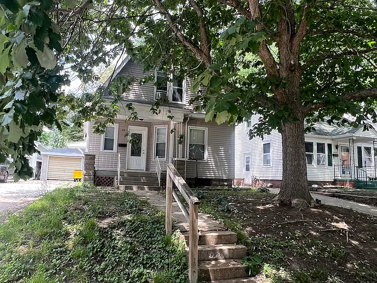 2233 S 10th St — Photo 2