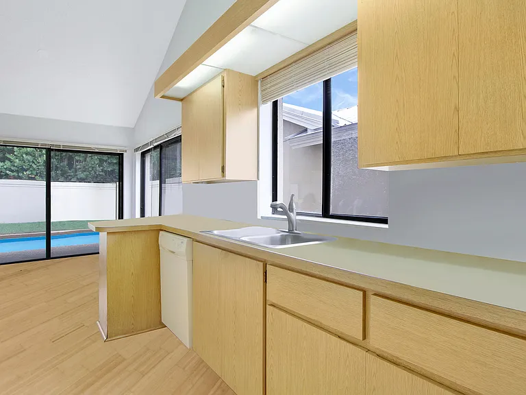 111 Seashore Dr — Photo 6