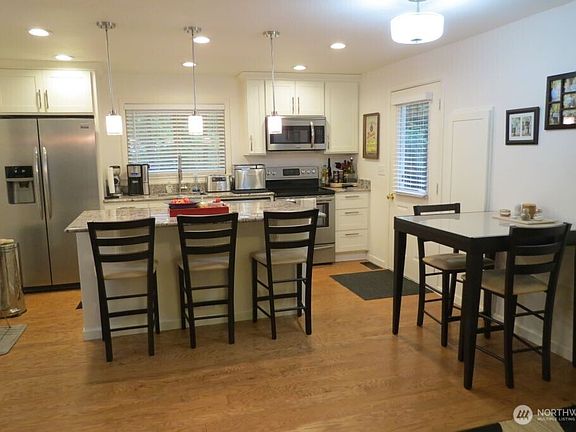 5th image of 590 E Pointes Drive W
