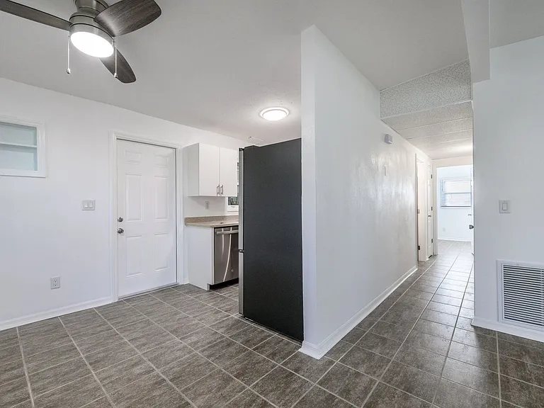 927 W Olympia Ave — Photo 11