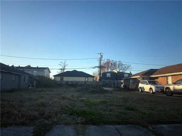 3722 Shangri La Dr, Chalmette, LA 70043