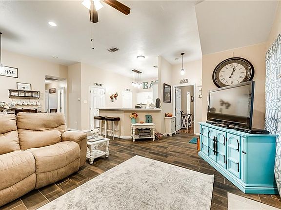 4th image of 1018 Kim Ln