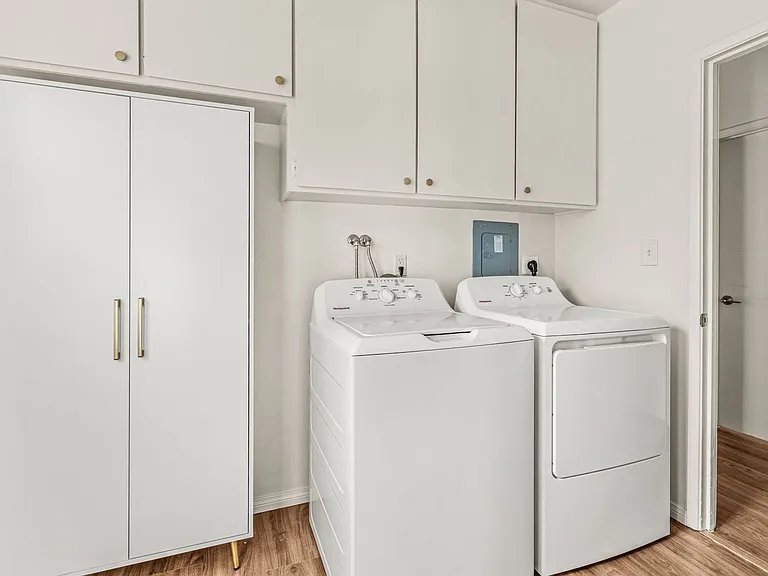 915 Civic Center Dr — Photo 11